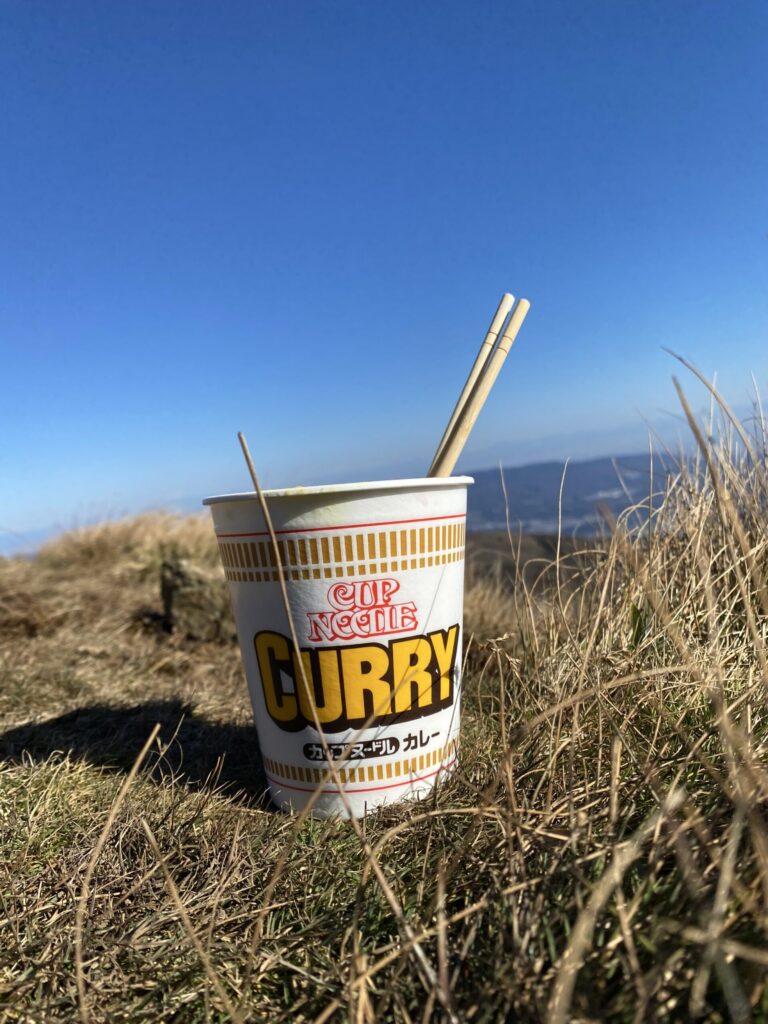 竜ヶ岳山頂で食べたカップヌードルカレー