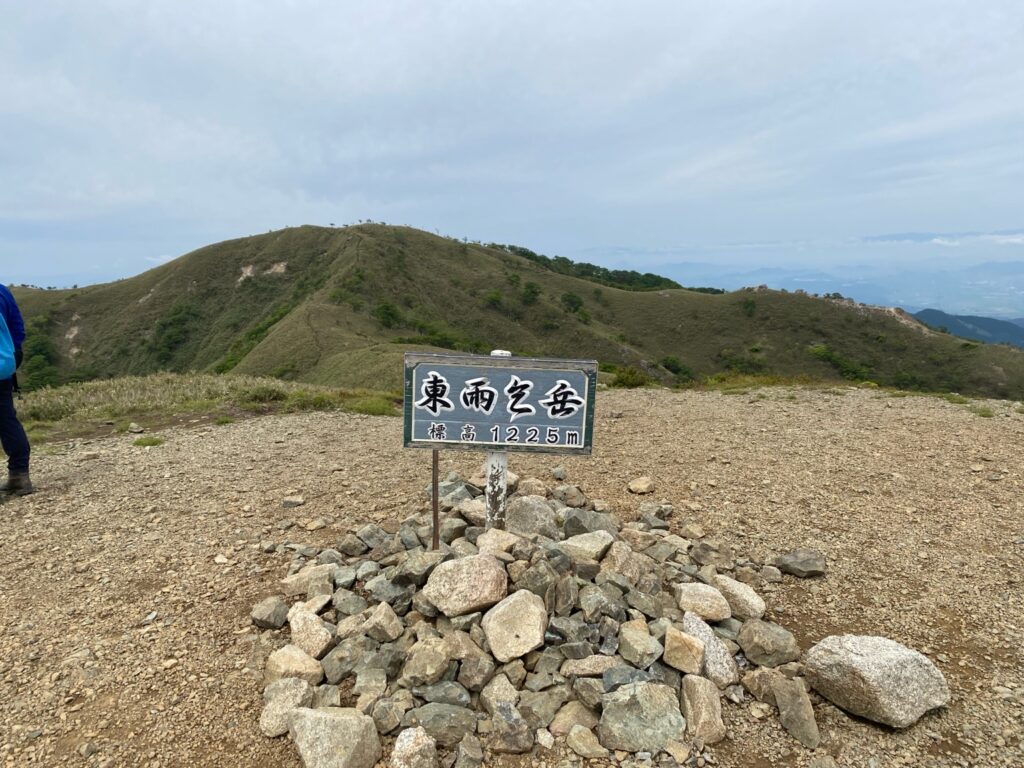 東雨乞岳 山頂から雨乞岳を望む