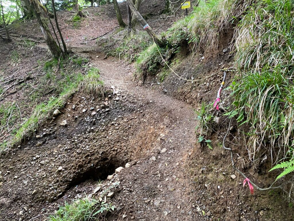 足場が細くなっている斜面