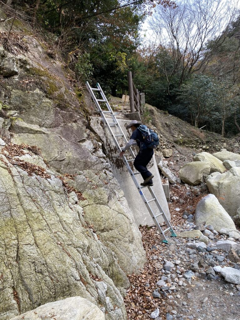 宇賀渓 はしごを渡る