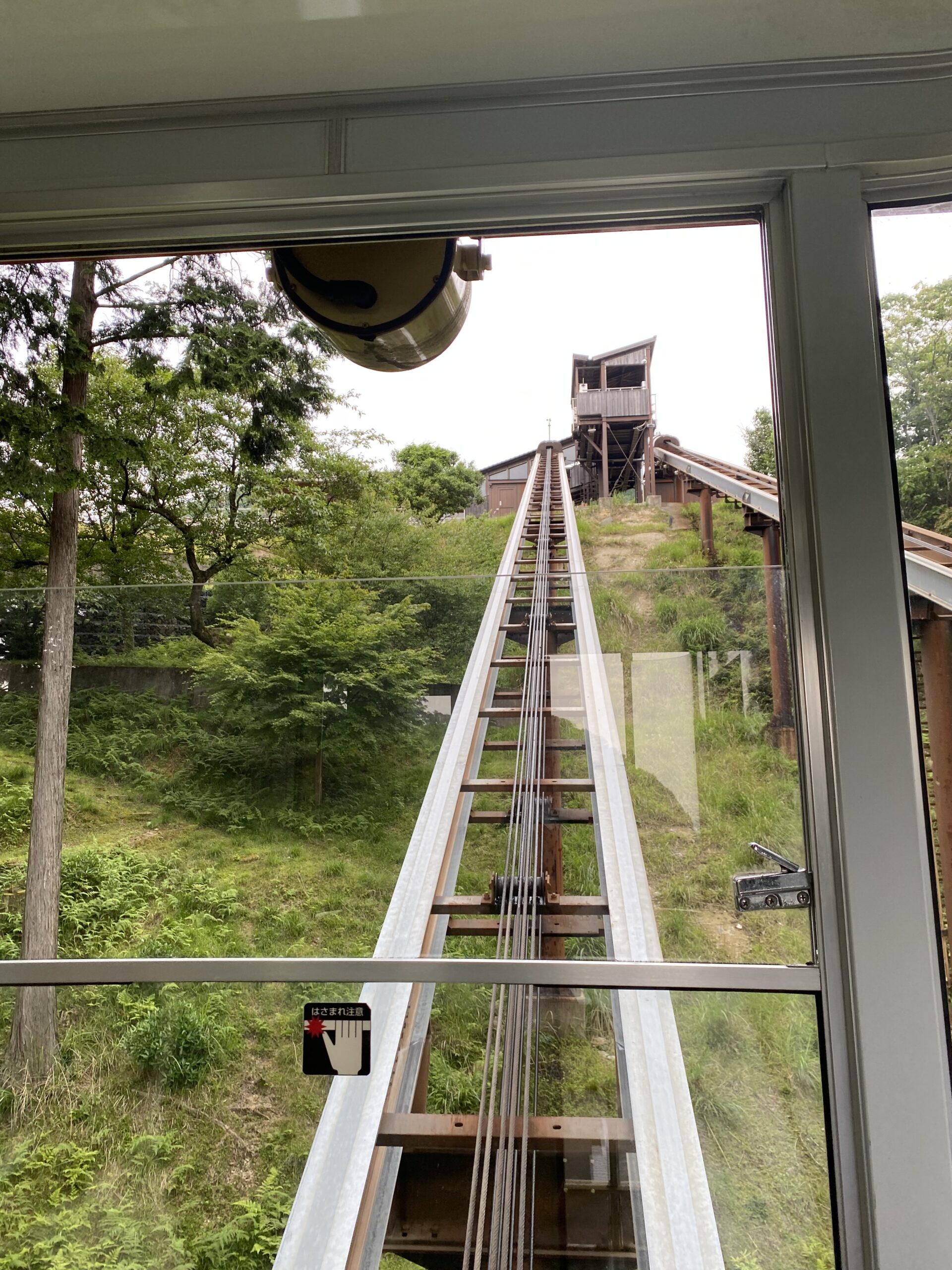 希望荘へ向かうケーブルカーの車内から見た軌道と山上駅