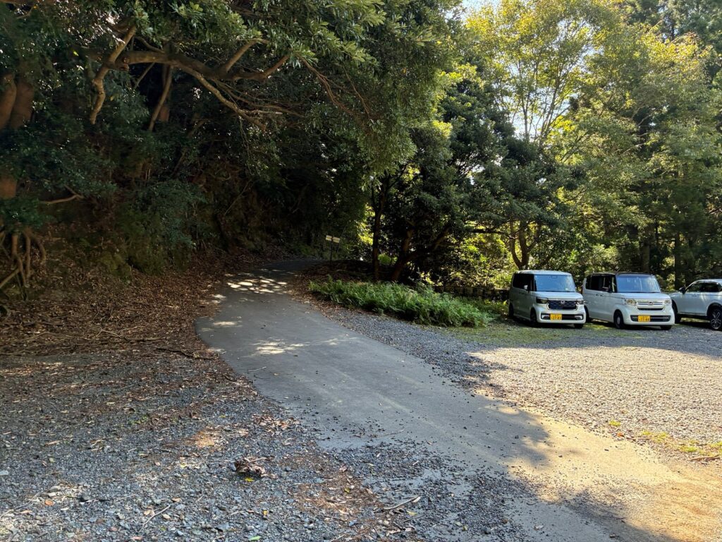 駐車場から登山口へ向かう道