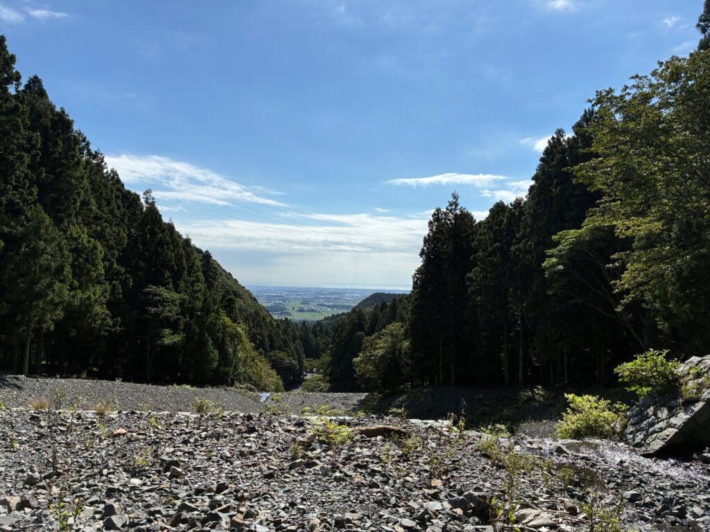 井戸谷コースの途中の開けた河原