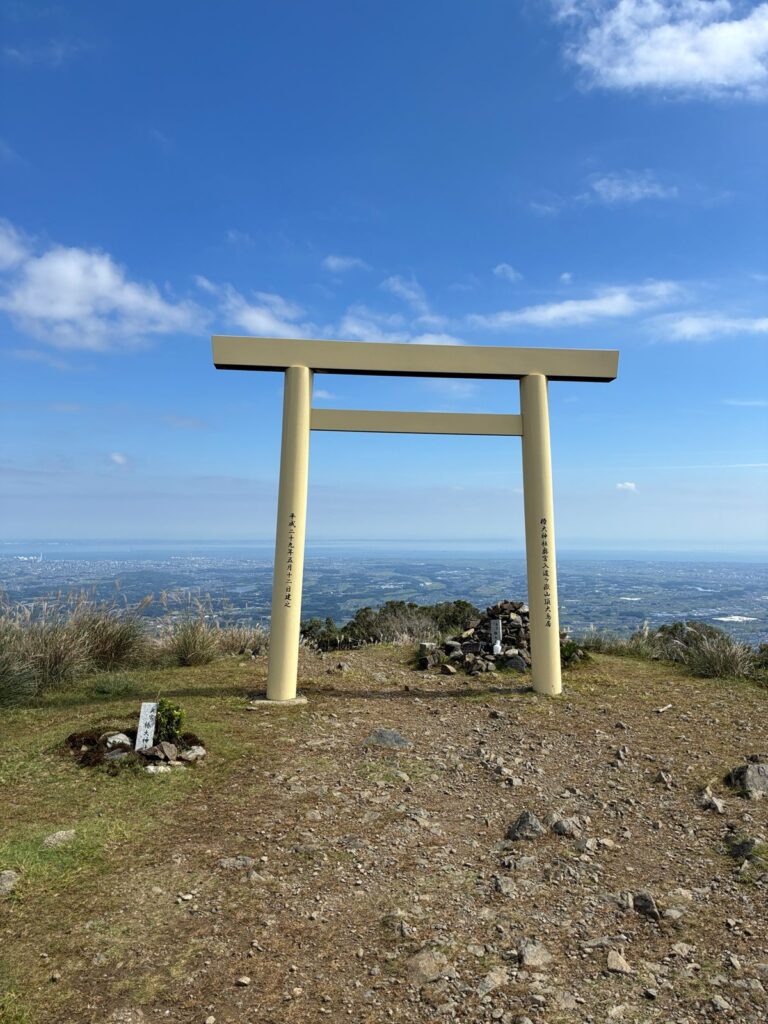 入道ヶ岳山頂の大鳥居