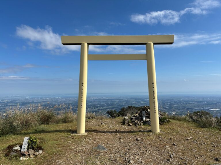 入道ヶ岳山頂の大鳥居