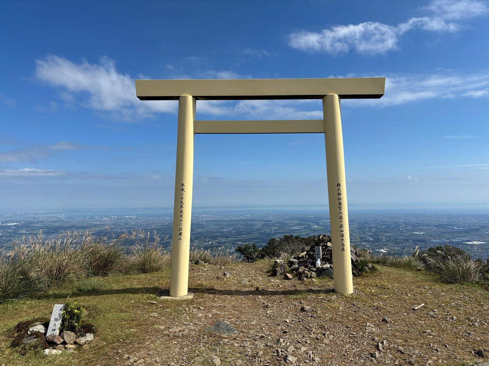 入道ヶ岳山頂の大鳥居
