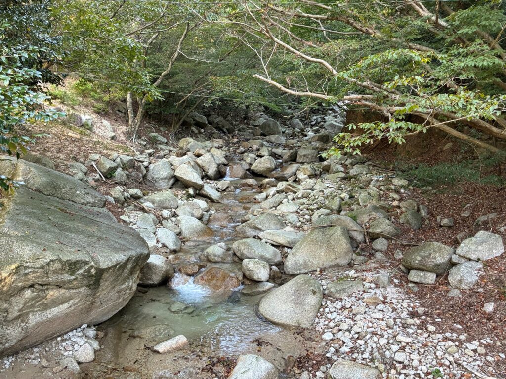 中尾根へ向かう途中の岩の多い沢