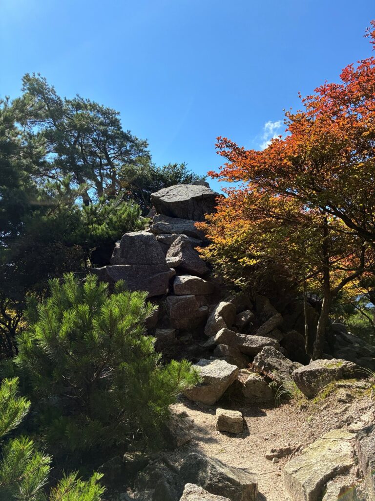 積み重なった岩と紅葉