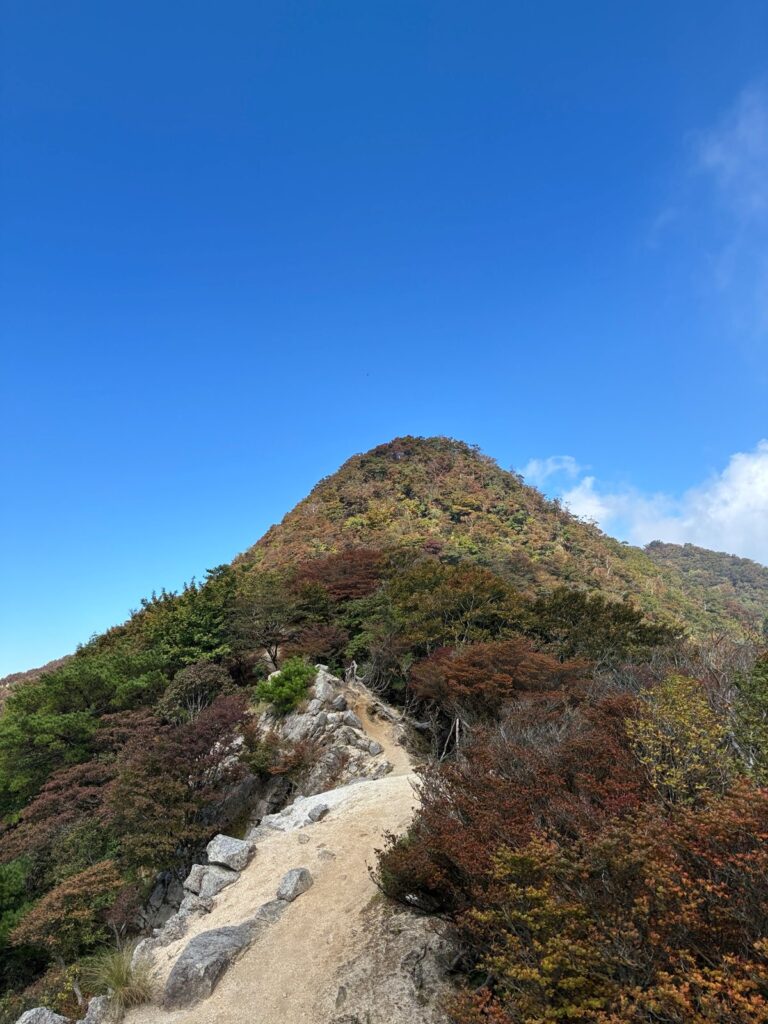 白い砂の尾根道