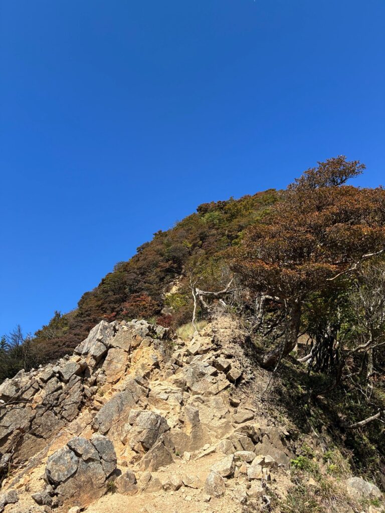 崩れやすい岩の斜面