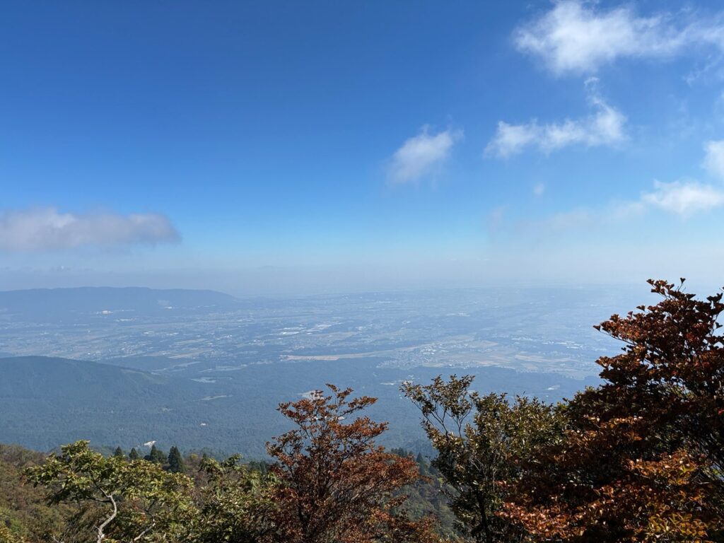 釈迦ヶ岳の山頂付近から見た平野