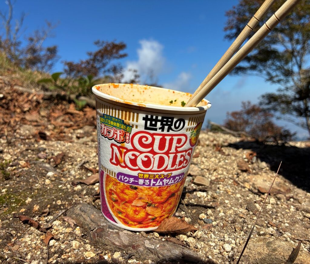 釈迦ヶ岳の山頂で食べたカップヌードル