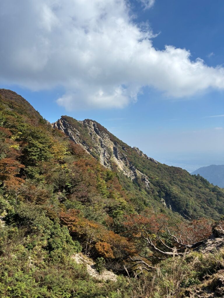猫岳付近から見た岩肌の見える尾根