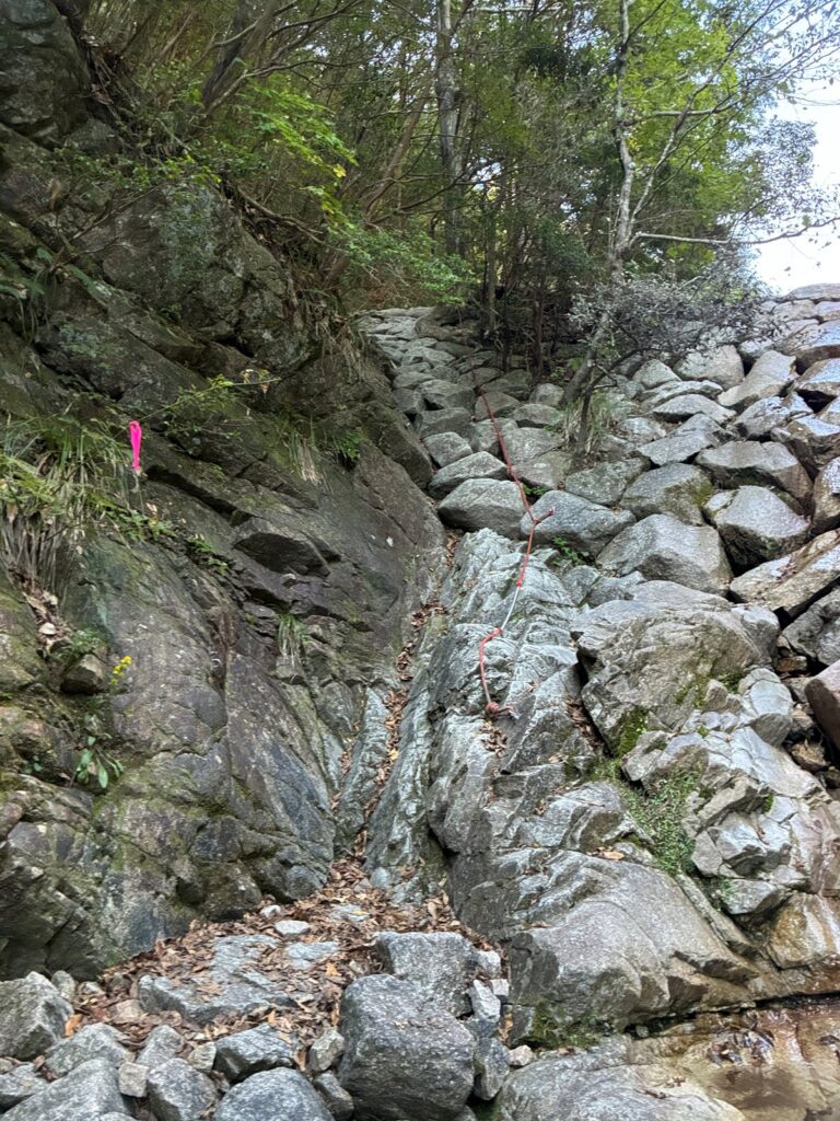 ロープのある岩の沢筋